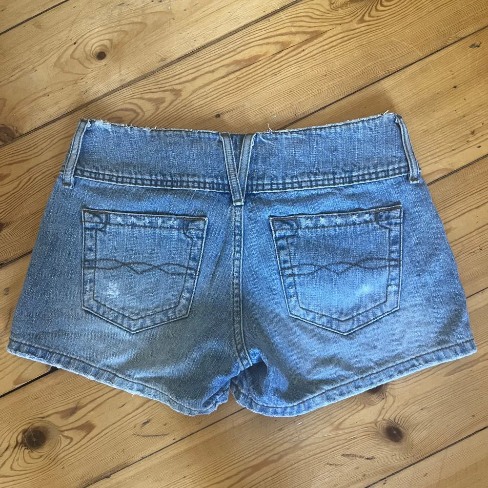 Säljer dessa super snygga lågmidjade jeans shorts från Lei💘är tyvär lite för stora för mig:( står storlek 5 på dem men skulle säga att dem är som s/m💗. Shorts.