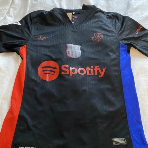 Lamine yamal Barcelona tröja 2024/25 - Nya barcelona borta tröjan för 2024/25 säsongen med svart logga, helt ny och aldrig använd . Lamine yamal på ryggen