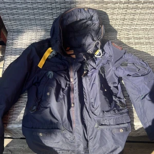 Para jumper jacka  - Hej säljer nu min fina para jumper jacka, perfekt för uppkommande hösten och vintern. Jackan håller dig vid värme och är även väldigt stilig. 