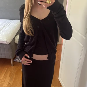 Svart kofta - Säljer denna väldigt fina kofta! En svart kofta med spets på ryggen. Storleken på tröjan är M men den är liten i storleken så känns som S!  Inga tecken på skador!💗