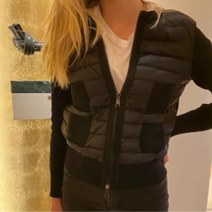 Moncler cardigan - Kollar intresse på min mörkblåa moncler cardigan, i nyskick! Storlek M, passar Xs-M i storleken. Osäker på om jag vill sälja, byter helst mot en annan cardigan