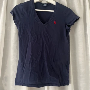 Ralph lauren tshirt - Säljer denna tröja då den blivit för liten för mig! Så fint skick och finns inte att köpa längre🥰