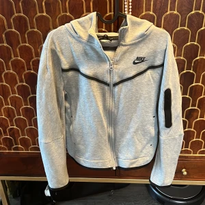 nike tech fleece byxa och tröja  - Väldigt lite använt  Mycket bra skick  Säljer i ett set 