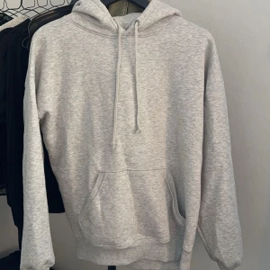 Hoodie - En grå snygg hoddie ifrån bikbok. Den är i mycket bra skick och passar Xs/S💕nypris 399kr. Skriv för frågor