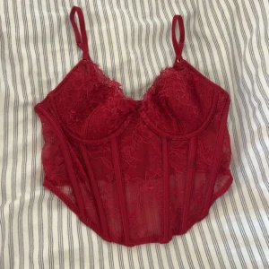 Korsett - En röd korsett. Är använd 1 gång och är i mycket bra skick. Skriv för fler frågor💕