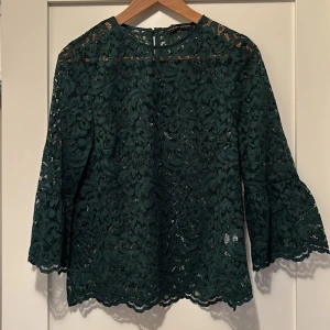 Spetsblus från Zara - Helt ny jättefin spetsblus i från Zara. Knäppning i nacken. Storlek: S