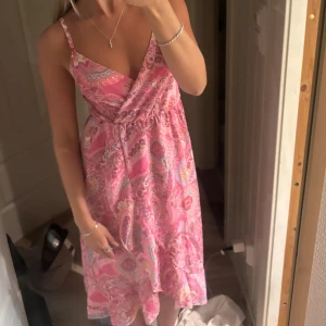 Sommarklänning  - Säljer denna unika sommarklänning som inte säljs längre, köpt på marknad storlek S. Helt oanvänd, lappen kvar💕
