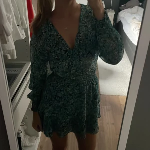 Zara klänning med volanger - säljer en jättefin sommarklänning då den inte har kommit till användning alls. skriv om ni har några frågor eller prisförslag🫶🏼