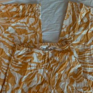 Tunna/luftiga byxor - Sköna beige/orange byxor att ha på sommaren! Köpta på hm för 250kr. De är uppsydda så skulle säg att de passar runt 160 i längd. Säljer eftersom de är för små🫶🏼