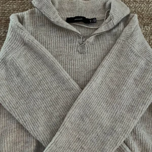 Grå stickad tröja - En grå stickad tröja från Vero Moda i storlek S🩶. Skriv om du undrar nått