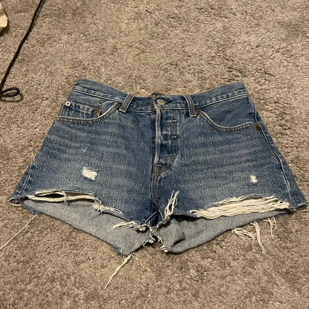 Säljer ett par snygga blå jeansshorts från Levi's. ❤️. Shorts.