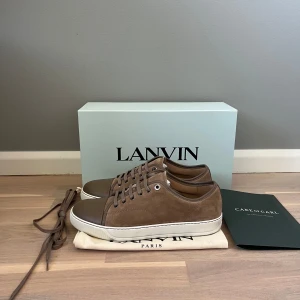Lanvin cap toe sneaker - Storlek uk 8 passar 42/43❗️Cond 9.5/10 nästa nyskick. Tillkommer Box, dustx2, extra skosnöre❗️Kvitto finns ❗️