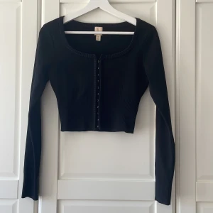 Kort tröja från HM med hyskor, strl M - Tröja med hyskor från HM i strl M, liten i storlek och passar XS el S. Stretchigt material. Oanvänd och i fint skick, ej blekt. 