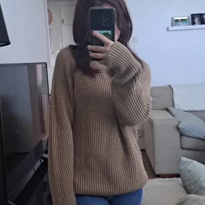Beige stickad tröja - Supermysig beige stickad tröja. Den är perfekt för höst och vinter, och har en normal passform med långa ärmar. Tröjan är i nyskick och väldigt bekväm att ha på sig. Jag brukar normalt ha xs-s :3