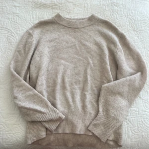 Stickad tröja  - Säljer denna stickade tröjan då den inte används längre, lite nopprig men inget man märker av 