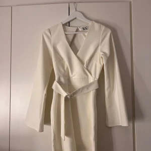 Klänning Linn Ahlborgs kollektion  - Klänning köpt från Linn Ahlborg kollektion från Nakd. Jätte snygg klänning med en urringning och skärp i fram tillsammans med en fin öppning i ryggen❣️