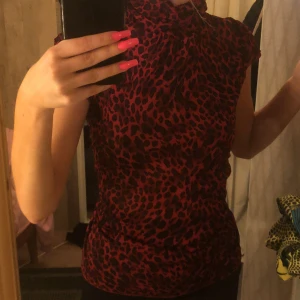 Blus  - Leopard mönstrad blus 