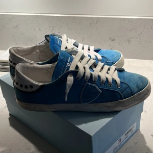 Philippe model skor - Dem har varit använda några gånger men bra skick 7/10 skulle jag säga du får me kartongen. 