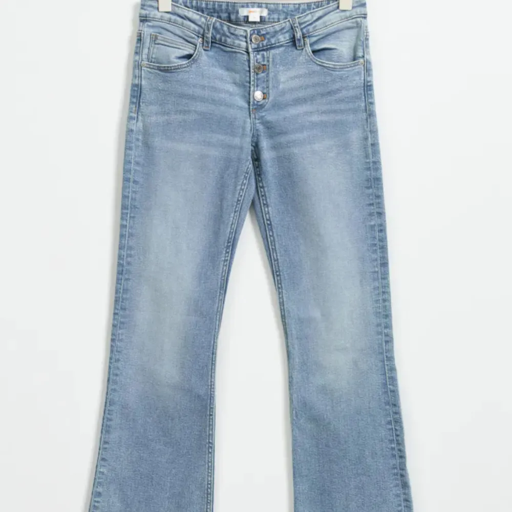 Säljer ett par snygga ljusblå bootcut jeans. De är lågmidjade och har en knappgylf med tre knappar. Jeansen är i ett mjukt och bekvämt jeansmaterial, perfekt för både vardag och fest. De är storlek 170 och de passar bra i längden på mig som är 172cm, det finns så att man kan justera i midjan💖💖. Farkut & Housut.
