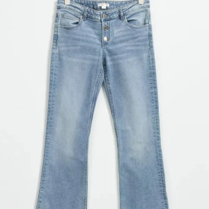Ljusblå bootcut jeans - Säljer ett par snygga ljusblå bootcut jeans. De är lågmidjade och har en knappgylf med tre knappar. Jeansen är i ett mjukt och bekvämt jeansmaterial, perfekt för både vardag och fest. De är storlek 170 och de passar bra i längden på mig som är 172cm, det finns så att man kan justera i midjan💖💖