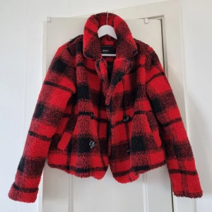 Röd och svart rutig teddyjacka från ONLY - Säljer en supermysig röd och svart rutig teddyjacka från ONLY. Den är inte lika klarröd som på bilderna i verkligheten. Supermysig höstjacka som jag tyvärr inte använder längre! 