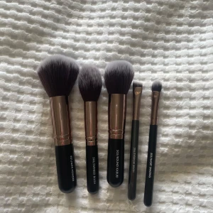 5st Sminkborstar från Hickap - Det finns 5 st olika alla är i travel size alltså lite mindre än de vanliga! De har aldrig blivit använda🤗 Jag har tvättat de då de inte har varit i orginalförpackningen! 