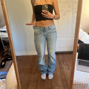 Lågmidjade vintage jeans  - Midjemått( rätt över): 41cm  Inerbenslängd: 83cm   Köp dem via ”KÖP NU” eller Swish  Modellen är 170 cm, inga defekter 💕 