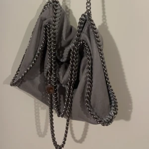Stella McCartney liknande väska - Grå väska med silver kedja, säljer då den aldrig kommit till användning💕 inga defekter