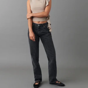 Svartgrå low waist jeans - Svartgrå low waist jeans från Gina Tricot. Jeansen är i storlek 34 och är knappt använda. Säljer då dom är förstora för mej. Köpte dom för 499 men säljer dom för 250!🌸🤗