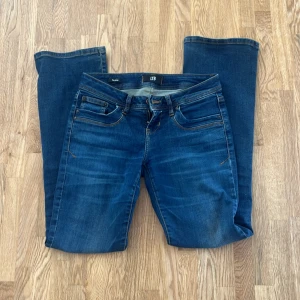 Blå LTB jeans valerie  - Trendiga och snygga LTB jeans i modellen valerie. Säljer pga för små. Original pris: 1139 kr 