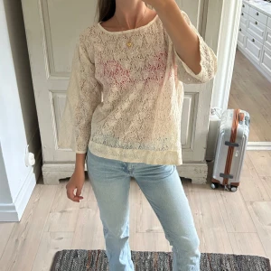 Spetstopp  - Superfin beige spetstopp med trekvartsärm!! 