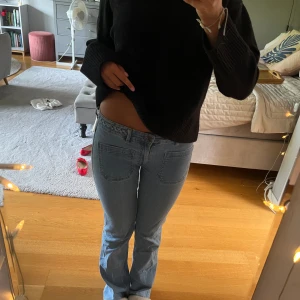Jeans med framfickor - Sjukt snygga jeans med ett ”skärp” som detalj och framfickor. De har en liten defekt som inte ses på innerbenet. Skriv privat för fler bilder