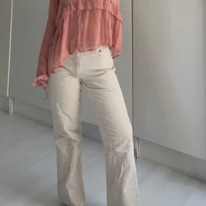 Beige vida byxor - Säljer ett par tvärsnygga beiga mocka byxor. Dem är midwaist med ribbade detaljer. De är vida i modellen och passar perfekt till både vardag och fest. Byxorna är i ett mjukt och bekvämt material, vilket gör dem sköna att ha på sig hela dagen. Perfekta för vår och sommar! Dem är perfekta höst byxorna❤️