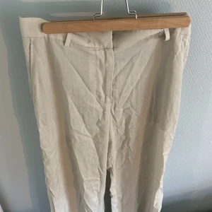 Linnebyxor  - Linnebyxor från weekday storlek 38 Har klippt bort innebyxorna själv inuti  Bra skick, använda 2 tillfällen
