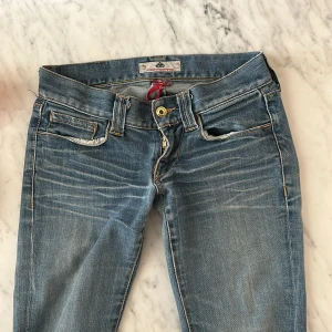 LOW waist jeans - Ett par välmående jeans som är i suveränt skick! Byxorna är i storlek Xs-S, skriv till mig för midjemått eller fler frågor💗💕