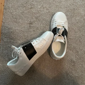 Valentino skor - Valentino skor pytte lite använda 10/10 skick. Skriv vid minsta fundering 