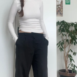 Vit ribbad långärmad tröja - Säljer en snygg och bekväm vit ribbad långärmad tröja. Perfekt för både vardag och fest. Tröjan är tight och framhäver figuren på ett fint sätt. Den är i nyskick och passar bra till både jeans och kjol. Ett måste i garderoben! 💫