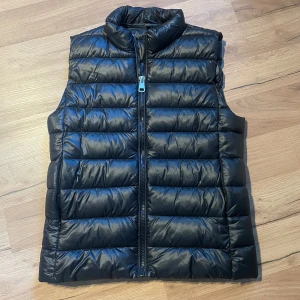 Mango väst - Svart Mango väst i fint skick. Köpt här på Plick för några månader sedan. Stl M. Pris går att diskutera🖤