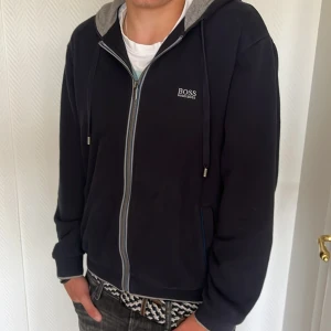 Hugo boss zip up tröja  - Tjena! Säljer min as feta boss zip( självklart äkta) för ett extremt bra pris 999kr som går och diskutera vid snabb affär! Hör av er t mig om ni har några frågor och funderingar! Mvh nisse 
