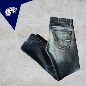 REPLAY JEANS JENNON - Feta vintage Replay jeans | Skick: 9/10 (Slitningar från fabrik) | Strl W31 L32 | Modellen är 182 cm | Vårt pris 499kr | Hör av dig om du undrar någonting!