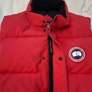 Canadagoose väst  - Andvänt 5-6 gånger, litet märke på ryggen kan nog tvättas bort