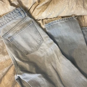 Zara jeans - De är midwaist, ljusblåa och i modellen straight. Säljer då de blivit försmå 