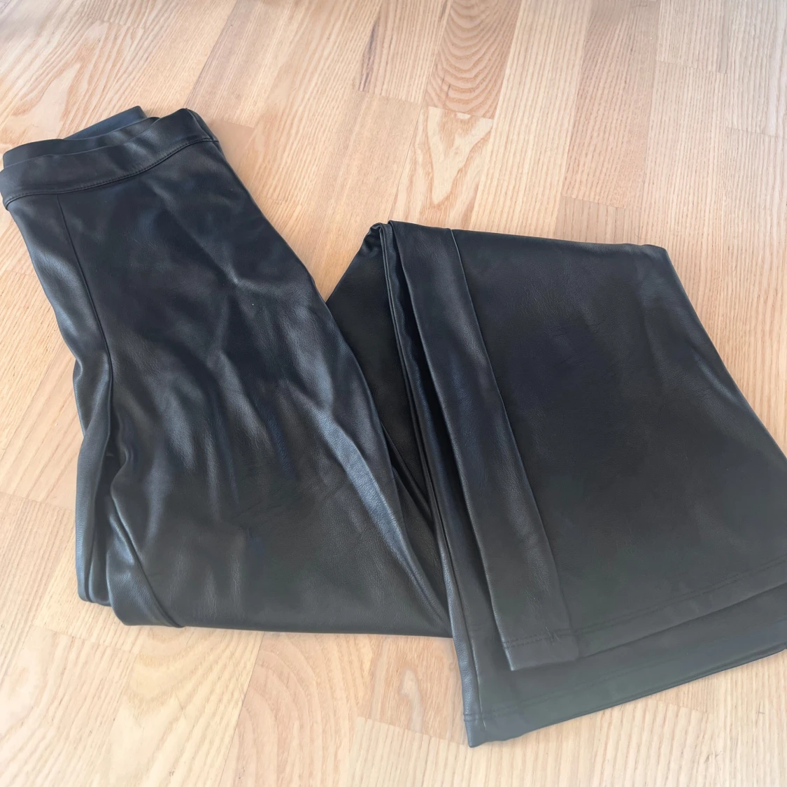 Läderbyxor i boutcut 