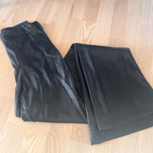 Läderbyxor i boutcut  - Läder byxor i boutcut, från Gina. Super snygga 