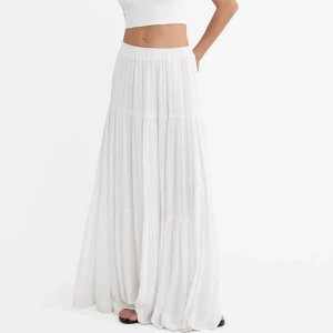 Vit långkjol  - Jättefin långkjol från stravidarus. Köptes förra sommaren och använts ca 7 gånger 💓 bra skick