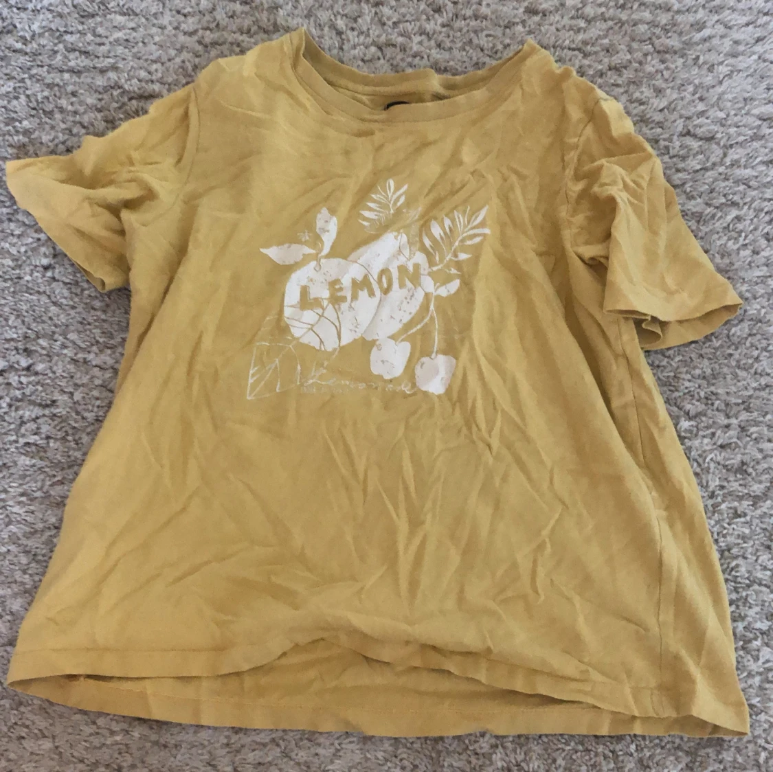 Gul t-shirt med citrontryck från KappAhl