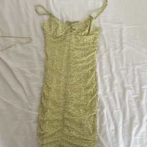 Gul grön klänning 🌻🍀 - En oanvänd somrig klänning med en lätt schrunch där back som gör din baksida mer definierad i formen av klänningen   I storlek xs-s