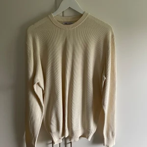 Zara tröja  - Beige zara tröja som tyvärr inte längre kommer till användning. Väldigt bra skick, inga defekter osv. Nypris ca 400