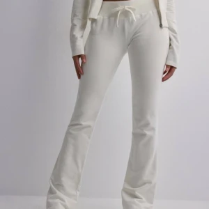 Lågmidjade bootcut mjukisbyxor - Nya mjukisbyxor som är använda en gång.