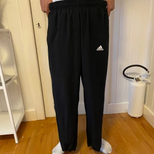 Adidas träningsbyxor  - Säljer min killes träningsbyxor då han inte använder dem längre. Från adidas och har som ett nätt innanför.  Storlek M men passar även S då dem är lite små i storleken. 